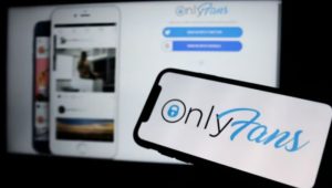 CELULAR COM A LOGO ONLYFANS APARECENDO CELULAR COM A LOGO ONLYFANS APARECENDO