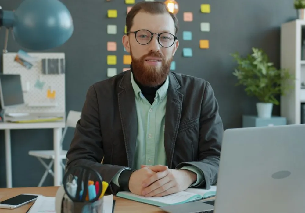 Profissional sorrindo em ambiente de trabalho